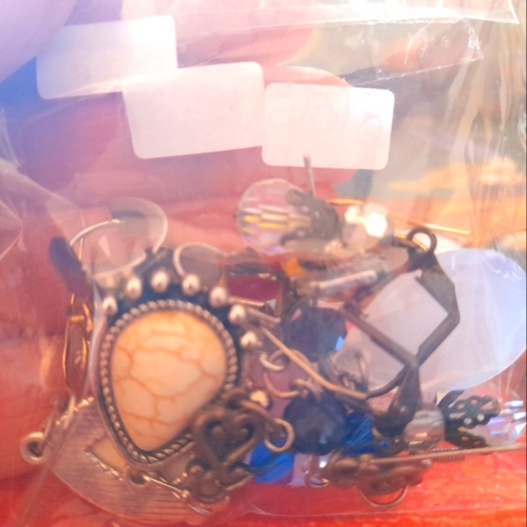 Lot Of 8 Pairs Of Good Quality Assorted Earrings with Stone and Metal Accents - Picture 6 of 6